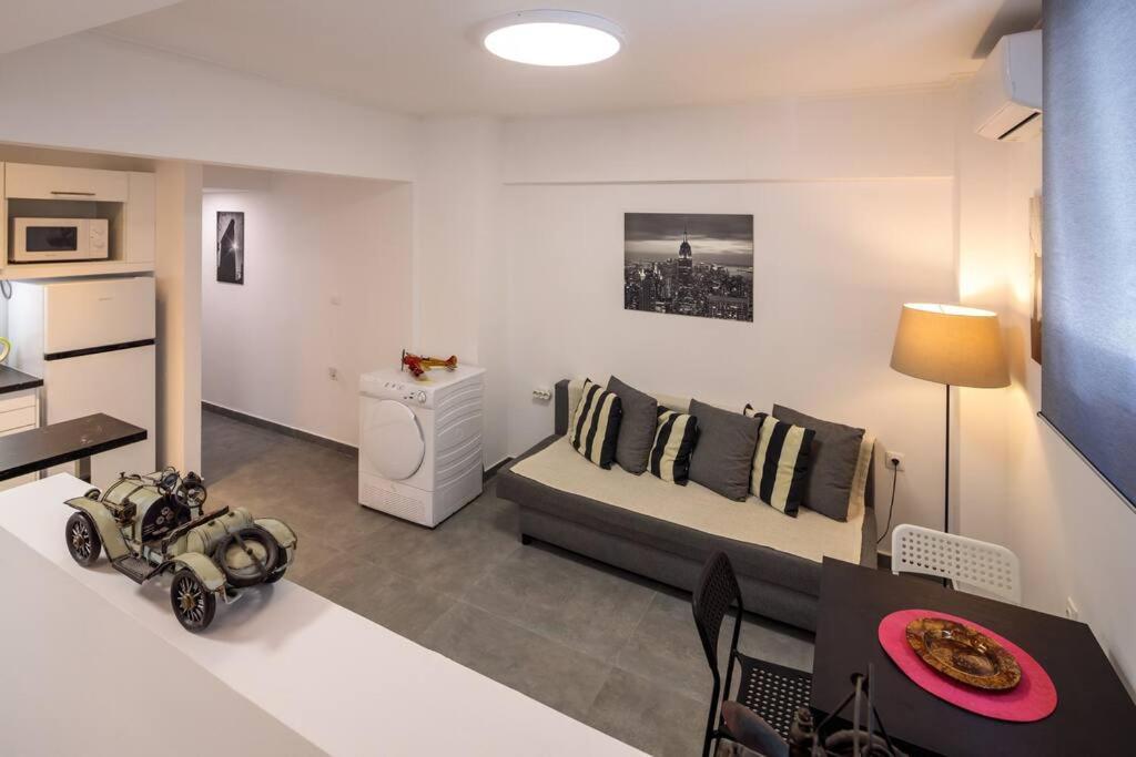 Hilton Area Brand New Comfortable Apartment アテネ エクステリア 写真
